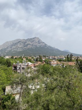 Türkiye 'nin Akdeniz kıyısındaki Antalya ilinde yeşillik ve kaya oluşumlarına sahip güzel bir çalılık manzarası. Türkiye 'nin Kemer kentinin panoramik manzarası. Yükseklerden Akdeniz kıyısındaki çam ağaçlarına bak.. 