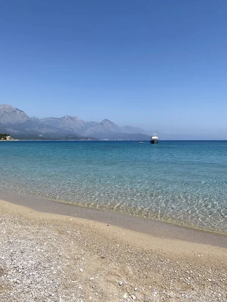 Akdeniz Kıyıları Kemer Antalya Ilinin Sahil Beldesi Ilçesi Akdeniz Kıyısında — Stok fotoğraf