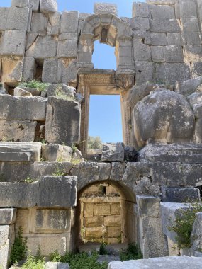 Tarihi Taş, Myra antik şehrinde bas rahatlama ve antik tiyatro ile karşı karşıya. Lycia, Demre, Antalya, Türkiye 'de taş kesimi mezarlar harabe. Lycia kaya kesiminin mezarlarının arkeolojik kalıntıları