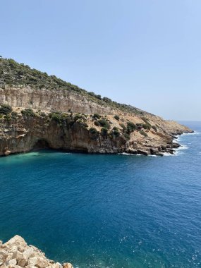 Kas, Antalya, Türkiye 'den panoramik tropikal deniz, koy ve sahil manzarası. Tatil, seyahat ve turizm konsepti. Finike - Demre.