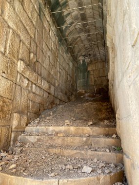 Tarihi Taş, Myra antik şehrinde bas rahatlama ve antik tiyatro ile karşı karşıya. Lycia, Demre, Antalya, Türkiye 'de taş kesimi mezarlar harabe. Lycia kaya kesiminin mezarlarının arkeolojik kalıntıları