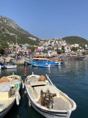 Demre, Türkiye 'de şehir caddesi. Modern Demre kasabasında yer alan antik Bizans Yunan Aziz Niklas Kilisesi.