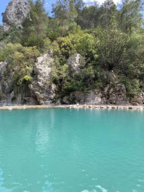 Yazın güneşli bir günde dağların arka planında sakin su bulunan zümrüt göl, Kemer, Lycia, Türkiye yakınlarındaki Goynuk kanyonu. Doğa konseptinin güzelliği.