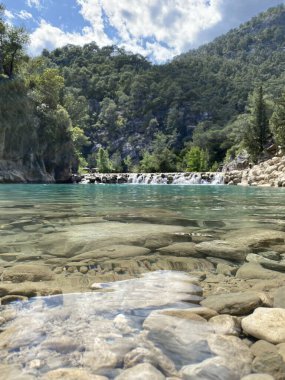 Yazın güneşli bir günde dağların arka planında sakin su bulunan zümrüt göl, Kemer, Lycia, Türkiye yakınlarındaki Goynuk kanyonu. Doğa konseptinin güzelliği.