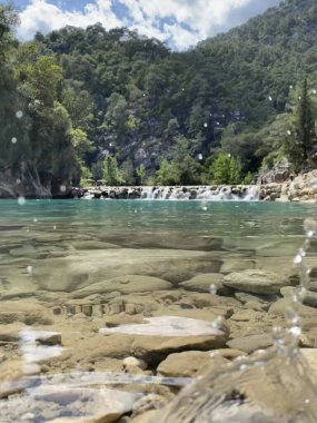 Yazın güneşli bir günde dağların arka planında sakin su bulunan zümrüt göl, Kemer, Lycia, Türkiye yakınlarındaki Goynuk kanyonu. Doğa konseptinin güzelliği.