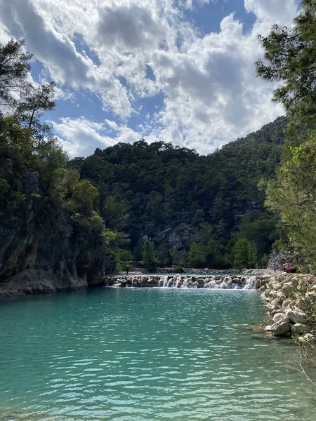 Yazın güneşli bir günde dağların arka planında sakin su bulunan zümrüt göl, Kemer, Lycia, Türkiye yakınlarındaki Goynuk kanyonu. Doğa konseptinin güzelliği.