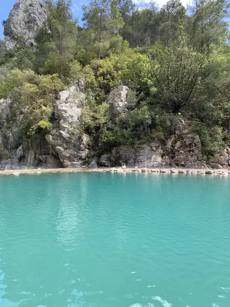 Yazın güneşli bir günde dağların arka planında sakin su bulunan zümrüt göl, Kemer, Lycia, Türkiye yakınlarındaki Goynuk kanyonu. Doğa konseptinin güzelliği.