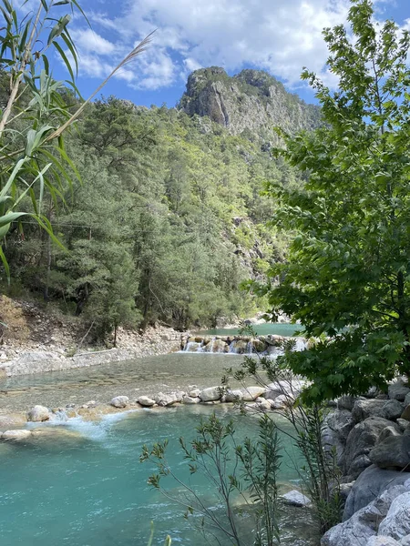 Smaragd Nyugodt Vízzel Háttérben Hegyek Nyári Napsütéses Napon Goynuk Kanyon — Stock Fotó