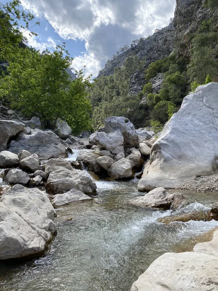 Yazın güneşli bir günde dağların arka planında sakin su bulunan zümrüt göl, Kemer, Lycia, Türkiye yakınlarındaki Goynuk kanyonu. Doğa konseptinin güzelliği.
