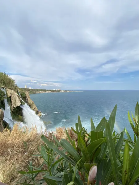 Türkiye 'nin Antalya şehrinde güzel bir yaz gününde Duden şelalesi. Akdeniz kıyısındaki Duden şelaleleri