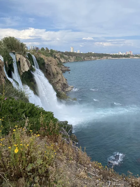 Türkiye 'nin Antalya şehrinde güzel bir yaz gününde Duden şelalesi. Akdeniz kıyısındaki Duden şelaleleri