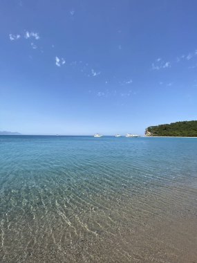 Akdeniz kıyısındaki Antalya ve Kemer yakınlarındaki sahil koyunda bir yat. Sahil ve turistik yerler. Türkiye 'de resim gibi Akdeniz manzarası. 