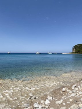 Akdeniz kıyısındaki Antalya ve Kemer yakınlarındaki sahil koyunda bir yat. Sahil ve turistik yerler. Türkiye 'de resim gibi Akdeniz manzarası. 