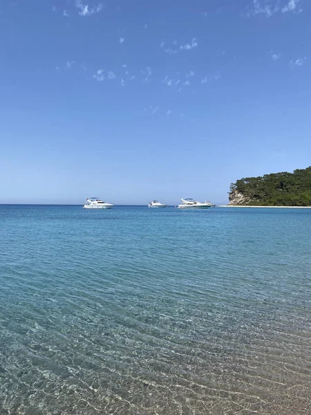 地中海沿岸のアンタルヤとケメル トルコの近くの居心地の良い湾の海岸にヨット ビーチや観光地 トルコの絵のような地中海の風景 — ストック写真
