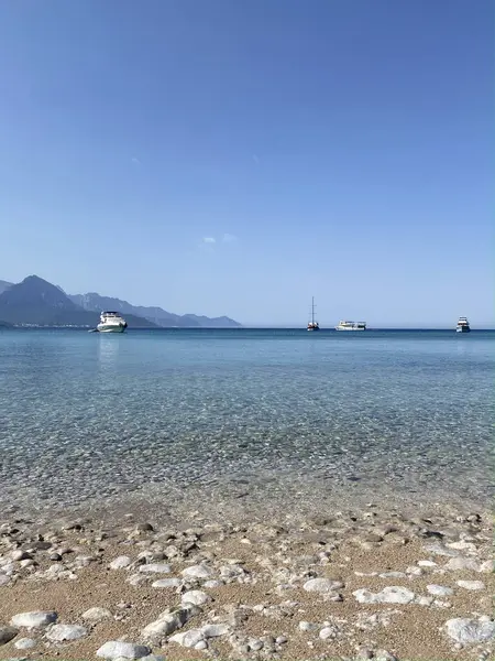 Akdeniz kıyısındaki Antalya ve Kemer yakınlarındaki sahil koyunda bir yat. Sahil ve turistik yerler. Türkiye 'de resim gibi Akdeniz manzarası. 