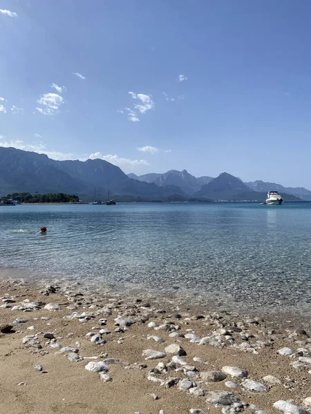 Akdeniz kıyısındaki Antalya ve Kemer yakınlarındaki sahil koyunda bir yat. Sahil ve turistik yerler. Türkiye 'de resim gibi Akdeniz manzarası. 