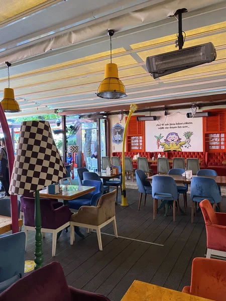 Antalya, Türkiye: Şehir caddesinde parlak ve renkli bir kafe. Renkli ahşap sandalyeli açık hava sokak kafesi.