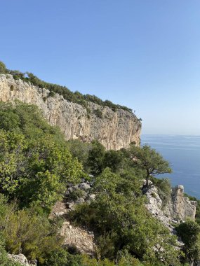 Tahtali Dağı 'nın tepesinde kar olmayan manzarası. Türkiye 'nin Antalya ilindeki Kemer tatil köyünde manzara. Akdeniz 'in en üst manzarası.