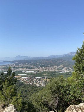 Tahtali Dağı 'nın tepesinde kar olmayan manzarası. Türkiye 'nin Antalya ilindeki Kemer tatil köyünde manzara. Akdeniz 'in en üst manzarası.