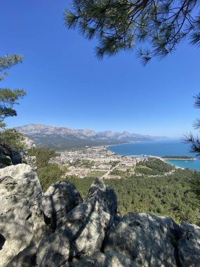 Türkiye 'nin Akdeniz kıyısındaki Antalya ve Kemer yakınlarındaki Sahil Koyu. Sahil ve turistik yerler. Türkiye 'de resim gibi Akdeniz manzarası. 