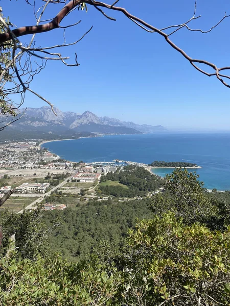 Türkiye 'nin Akdeniz kıyısındaki Antalya ve Kemer yakınlarındaki Sahil Koyu. Sahil ve turistik yerler. Türkiye 'de resim gibi Akdeniz manzarası. 
