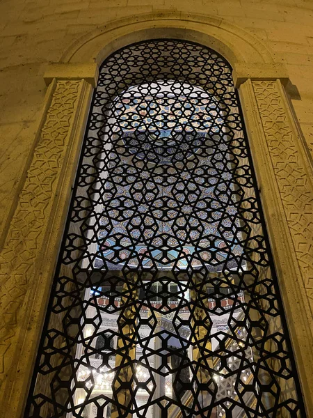 Türkiye 'nin Kemer kentindeki Camide Lekeli Camlar