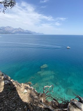 Mükemmel mavi deniz. Antalya ilinin Kemer ilçesine bağlı Akdeniz kıyısındaki sahil manzarası