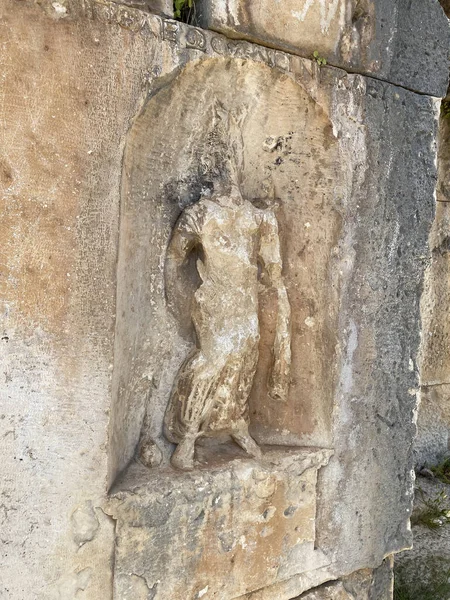 在米拉古城 历史石碑面对着浮雕和古老的剧场 土耳其安塔利亚Demre的Lycia地区的采石场遗址 Lycian石刻墓葬考古遗址 — 图库照片