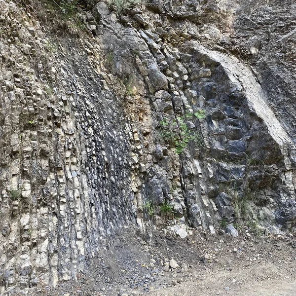 Yazın güneşli bir günde dağların arka planında sakin su bulunan zümrüt göl, Kemer, Lycia, Türkiye yakınlarındaki Goynuk kanyonu. Doğa konseptinin güzelliği.