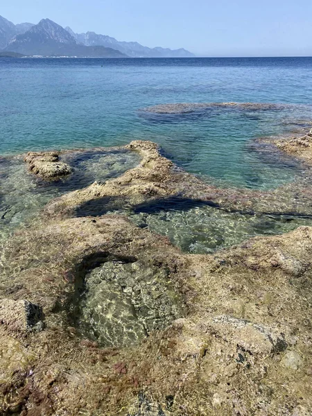 海岸の小石 海の背景 海の波は小石のビーチを洗う トルコのアンタルヤ県のケメル地区で地中海沿岸のビーチを表示します — ストック写真