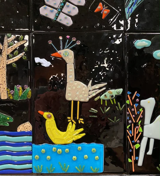 Basit geometrik elementlerin renkleri tekrarlanır. Dış Ev Dekorasyonu Kullanılan Seramik Duvarlar ve Döşeme Döşemeleri