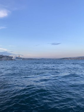 İstanbul Hindi Boğazı panoramik görüşü. Boğaz 'ın deniz manzarası. İstanbul 'daki Boğaz Körfezi Panoraması. 