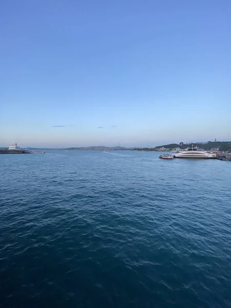 İstanbul Hindi Boğazı panoramik görüşü. Boğaz 'ın deniz manzarası. İstanbul 'daki Boğaz Körfezi Panoraması. 