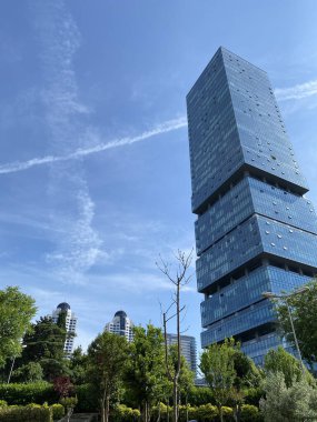 İSTANBUL, TURKEY: İstanbul, Türkiye 'deki gökdelenler ve modern ofis binaları. Yüksek binalar ve alışveriş merkezleriyle İstanbul 'un hızlı gelişen iş ve finans bölgesi.