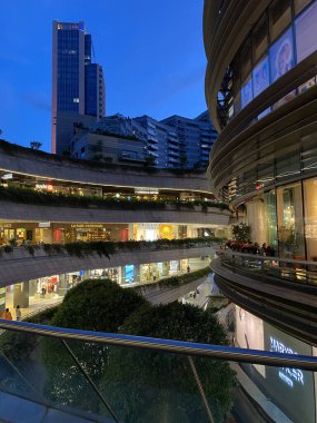 İSTANBUL, TURKEY: İstanbul, Türkiye 'deki gökdelenler ve modern ofis binaları. Yüksek binalar ve alışveriş merkezleriyle İstanbul 'un hızlı gelişen iş ve finans bölgesi.