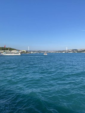 İstanbul, Türkiye - İstanbul Boğazı 'ndan geçen bir feribot. İstanbul 'un tarihi parçası Türkiye' nin kayıktan İstanbul Boğazı 'nı geçen güzel kıç dalgası ve martıları. Türkiye seyahat kavramı