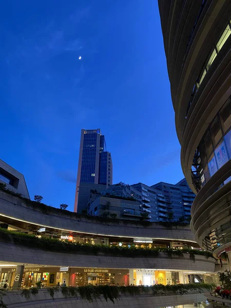 İSTANBUL, TURKEY: İstanbul, Türkiye 'deki gökdelenler ve modern ofis binaları. Yüksek binalar ve alışveriş merkezleriyle İstanbul 'un hızlı gelişen iş ve finans bölgesi.