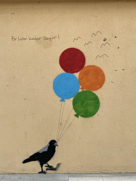 ISTANBUL, TURKEY - Sokaktaki Graffiti Sanatı. Balonlu boya kargası olan eski bir duvar.