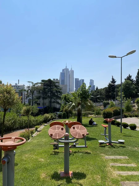 İSTANBUL, TURKEY - İstanbul, Türkiye 'deki bir kamu parkında elle yapılan jimnastik malzemeleri. Sokaktaki spor malzemeleri.