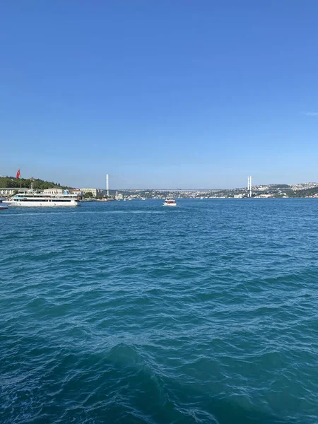 Istambul Turquia Barco Balsa Que Atravessa Estreito Bósforo Cityscape Istambul — Fotografia de Stock