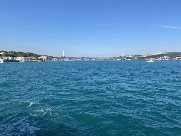 Istanbul Turkey Ferry Boat Crossing Bosphorus Strait Cityscape Istanbul Historical — Stock Photo, Image