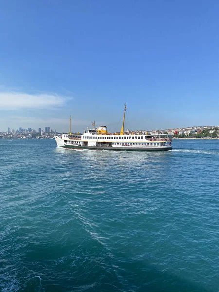 Istanbul Turkey Ferry Boat Crossing Bosphorus Strait Cityscape Istanbul Historical — Stock Photo, Image