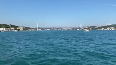 İstanbul, Türkiye - İstanbul Boğazı 'ndan geçen bir feribot. İstanbul 'un tarihi parçası Türkiye' nin kayıktan İstanbul Boğazı 'nı geçen güzel kıç dalgası ve martıları. Türkiye seyahat kavramı