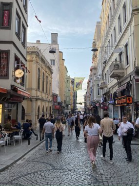 İstanbul, Türkiye: Turistler ana turizm caddesi İstiklal 'de yürüyor. İstiklal Caddesi İstanbul 'da popüler bir turizm beldesi.