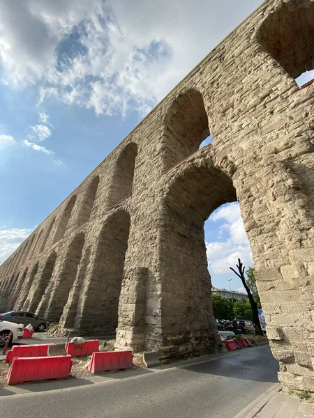 Valens Aqueduct (Gri Şahin 'in Aqueduct' u), Doğu Roma 'nın başkenti Köstence' de bulunan bir su kemeridir. Su sağlama sistemiydi. 