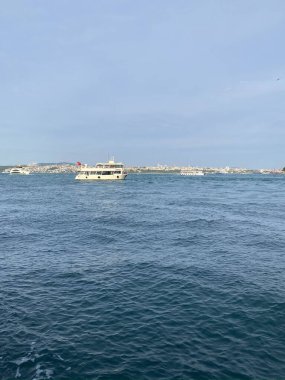 Golden Horn Körfezi, eski İstanbul kenti manzarası, Türkiye. İstanbul Boğazı 'nda bir gemi..