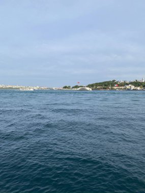 Golden Horn Körfezi, eski İstanbul kenti manzarası, Türkiye. İstanbul Boğazı 'nda bir gemi..