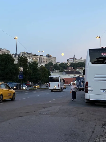 Lua Cheia Nas Ruas Istanbul Turquia — Fotografia de Stock