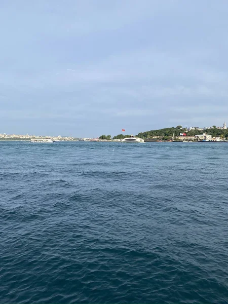 Golden Horn Körfezi, eski İstanbul kenti manzarası, Türkiye. İstanbul Boğazı 'nda bir gemi..