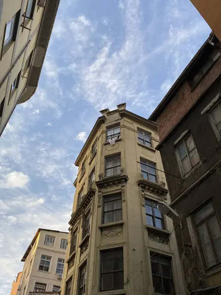 Plan Angle Bas Bâtiment Istanbul Contre Ciel Bleu Sous Lumière — Photo